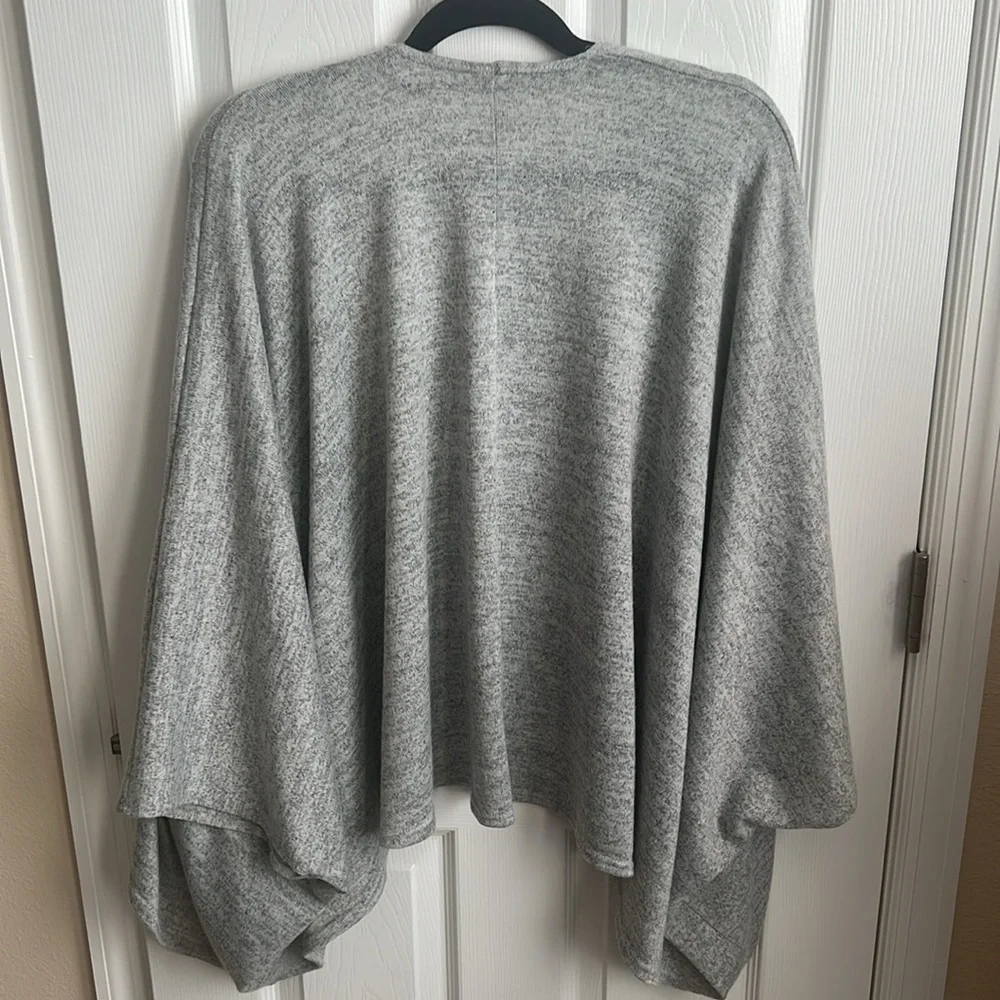 Ladies one size‎ soft gray poncho/kimono